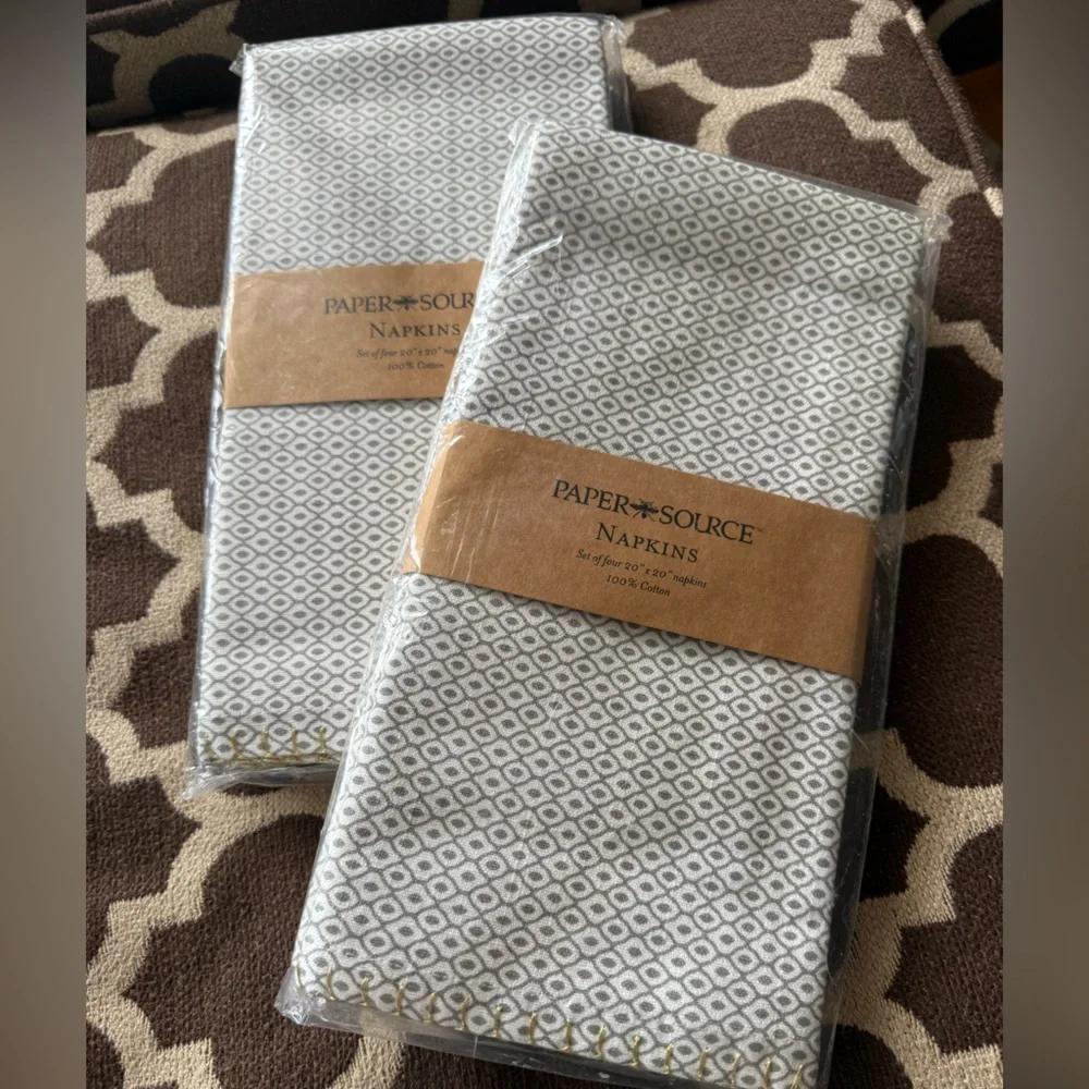 Paper Source Gray & White Geometric lattice Napkins w/ pearlescent Napkin Rings
